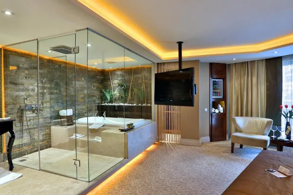 AHC Old City 4*