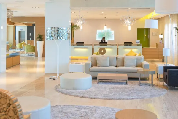 Holiday Inn Muscat Al Seeb 4*