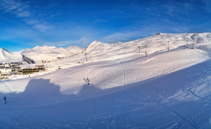 Солнечный склон и панорама гор в Гудаури